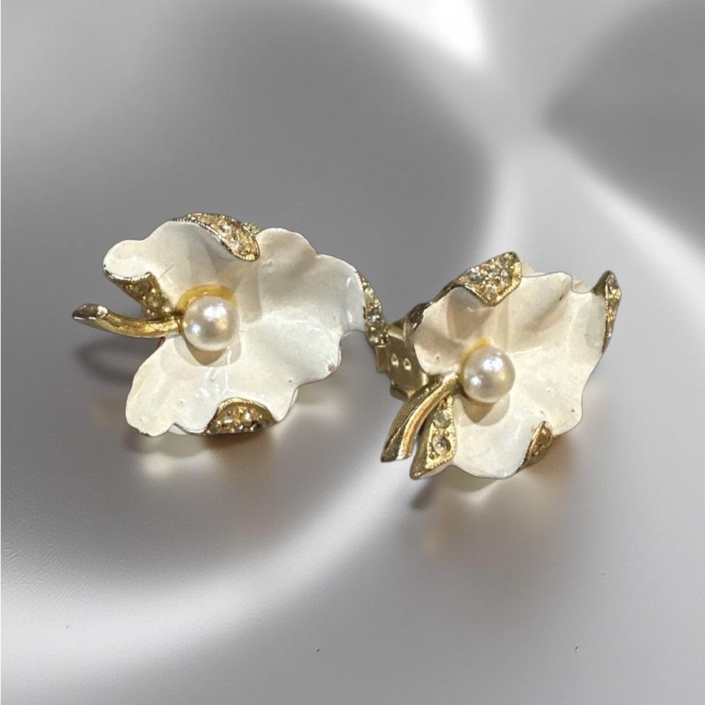 Vintage ART Elegant Gold and White Floral Pearl Earrings